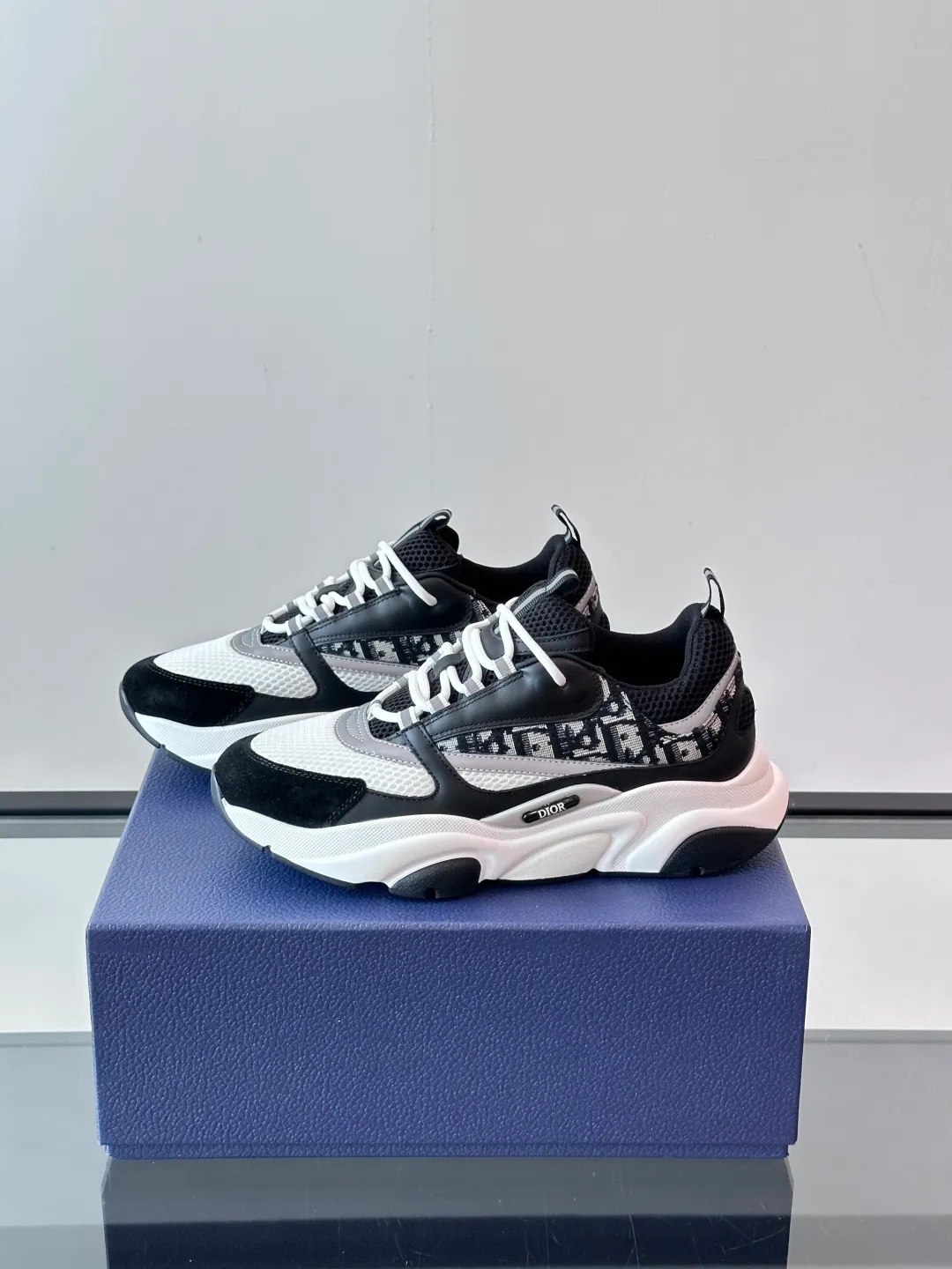 Factory price: 480💰 ◾️▫️Dior D®️ x 🆕 (high version) B22 men's jogging fashion sneakers, this single product draws inspiration from retro jogging shoes. It adopts a thick low-top design, with an upper made of black cow leather and mesh fabric, and a black and white engraved rubber sole. Black mesh fabric tongue and heel counters complement black laces, with an embossed "Di~r" logo embellishment on the side. These sneakers can be mixed and matched with a classic suit for a sporty chic look! Size: 39-45 (38, 46, 47 can be customized)